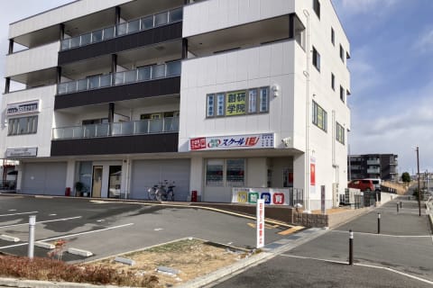 目の前駐車場がございます。1,2,3番の空いているところをお使いください。