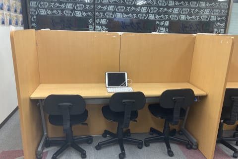 ３人掛け座席の一例です。中心にコーチ、両隣に生徒が座ります。