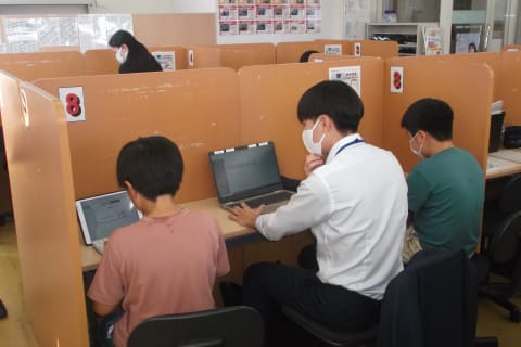 レッスンでは子ども自身での問題解決の手助けをするコーチングでの指導を大切にしています。