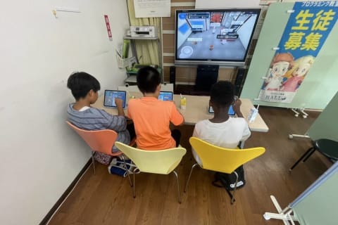 当スクールでは生徒最大3人に対してコーチ1人の少数体制でプログラミング指導をします。ひとりひとりに目が行き届き、質問やつまずきもすぐに解決できるので、安心して学べます。