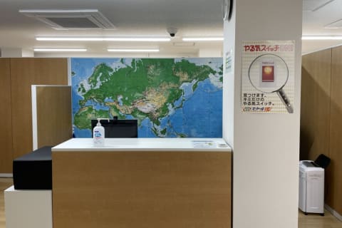 受付はこちらです（階段を上って左手に入口の扉があります）