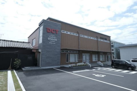 枕崎駅近く徒歩3分。「枕崎市役所」前みさき薬局様2Fに教室がございます。