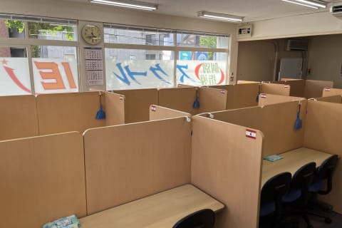 個別のブースで落ち着いてレッスンを受講できます。