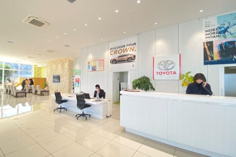 白を基調とした清潔感ある受付スペース