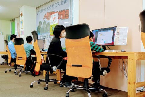 実際の授業風景。個別指導により生徒のレベルにあわせた学習が可能です。