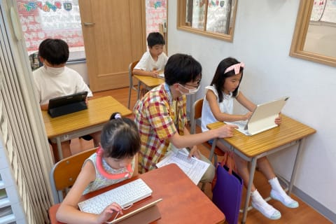 タイピングの基礎練習も並行して行います。 ゲーム感覚で、ブロックモード（初級）からスタートし、無理なくテキストコーディングに入っていくため、初心者でも安心して始められます。