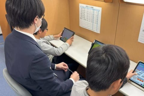 楽しくプログラミングを学ぶことができます！