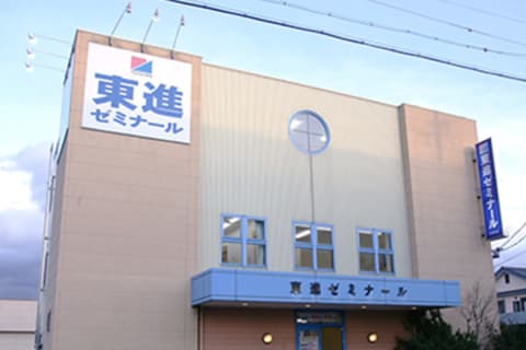 教室の外観です！大型駐車場完備！