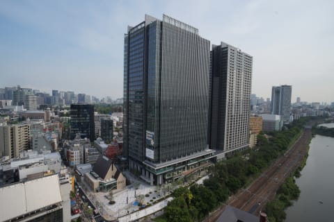 JR飯田橋駅西口から徒歩2分、飯田橋グラン・ブルーム　サクラテラス1階にございます。