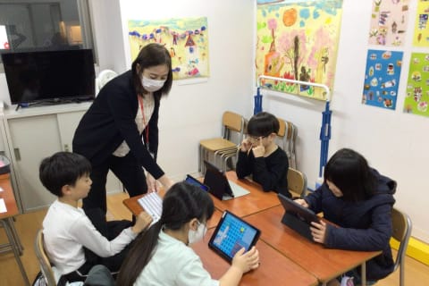 難しいコードも夢中になって楽しみながら覚えられます。ミッションを進めて新しいコードを学び、自分だけの作品を作ることで「思考力・判断力・表現力」を養うことができます。