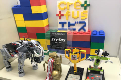 恵比寿校は2004年に開講した、Crefusの中でも歴史のある教室です。恵比寿校には、年長から高校生までの生徒が通い、FLLやFGCといったロボット競技会で世界大会へ出場を果たしたこともあります。