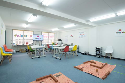 【プログラボ上本町】近鉄 大阪上本町駅、地下鉄千日前線 谷町九丁目駅すぐですので、 便利に、安全に通っていただけます。 生徒のみなさんは、大阪市を中心に幅広く在籍しています。