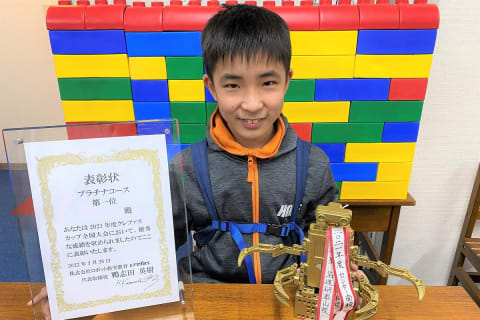 Crefusあざみ野校は2021年4月に開校した新しい教室です！広々とした空間で壁面一面はガラス窓になっているので、日当たりの良い教室です。