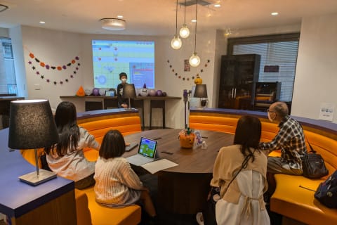 月に一度自由制作物の発表会があります。みんな緊張しながらも自分の言葉で説明してくれます。