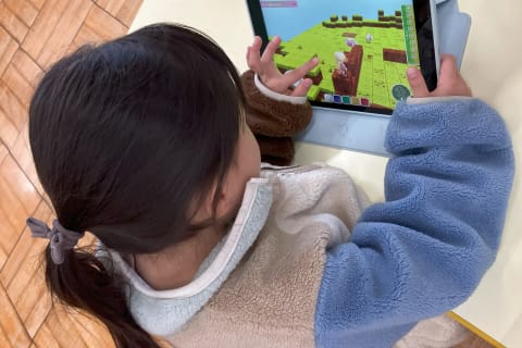 タブレットを使用、ゲーム感覚でプログラミングの基礎を学べます。