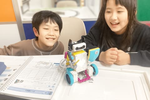 シルバーコース（小学4年生）の授業の様子。パソコンやタブレットを使ってプログラミングを行います。