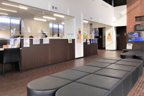 学校のロビーです。直接、階段を上って二階の教室へどうぞ。