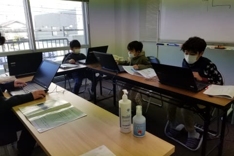 課題に取り組む授業風景