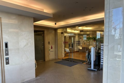 エレベーターを7階まで上がってすぐに入り口がございます。