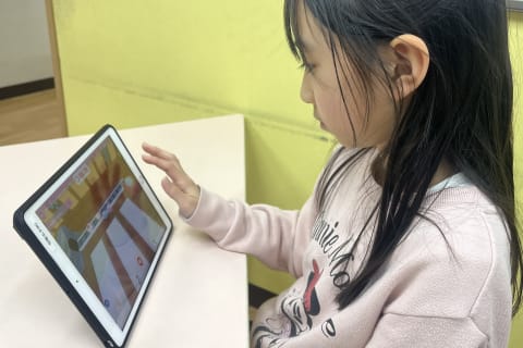 自分たちでプログラムを組み立てロボットをゲーム感覚で動かしていきます！