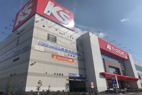 ひよこパソコン教室は、ケーズデンキ内にあるパソコン教室です。 大型無料駐車場を完備していますので、徒歩や自転車で通うだけでなく、お車での送迎にも便利です。