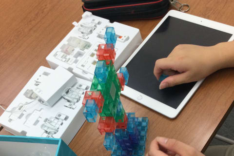 ブロックとiPadで授業が進みます。