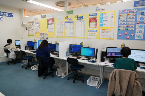 姉妹教室「パソコン市民講座」では、タイピングやパソコンスキルも習得できます。