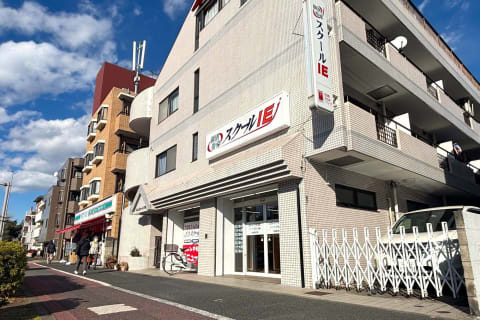  バス停「県営住宅前」より徒歩1分/バス停「栄町公園」より徒歩3分