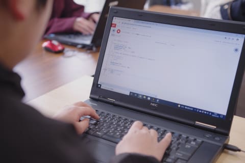 プログラマーコースでコーディングする姿