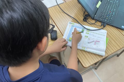 設計図を書いています！鉛筆をつかって、図や文章で設計図をかきます！