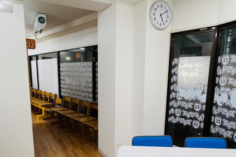 入口すぐの廊下です。どこの部屋で授業かな～。