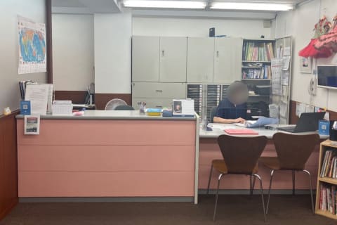 受付カウンターには午前10:00より受付スタッフが常駐しています