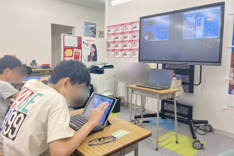 大きいスクリーンで画面を共有して授業を行うこともございます。