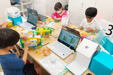 年に1回開催のコンテスト(国際大会 KOOV Challenge)に向けた作品づくり。いつもよりプログラミングも組み立ても時間をかけて、普段の学びを発揮しよう！【2023年8月撮影】