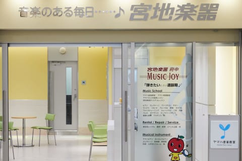 建物内で一番府中駅に近いエレベーターで4階に上がってすぐ！