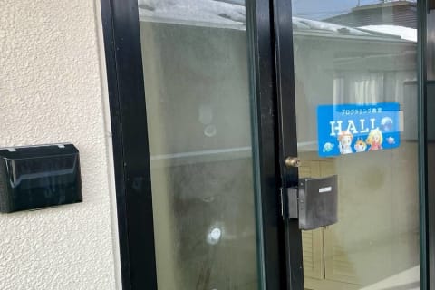 廊下を進み、つきあたりの向かって左手にあるドアが入口です。