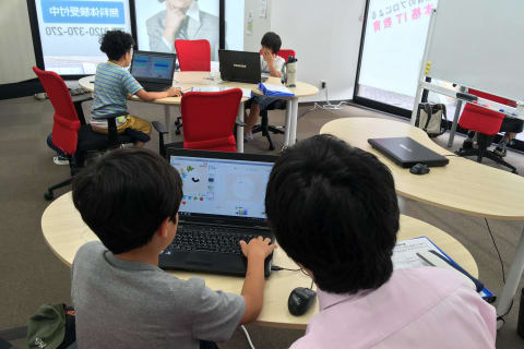 いつでも先生が教えてくれるからプログラミング未経験でも安心