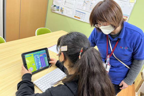 講師と一緒に楽しくプログラミングが学べます。