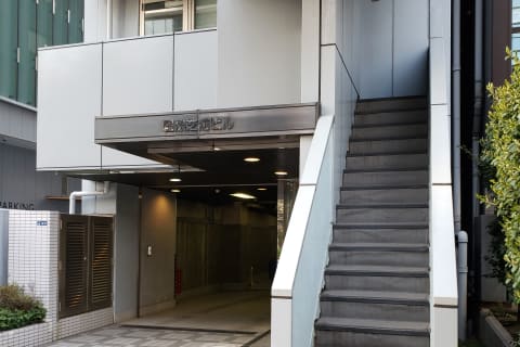 Crefus芝浦校。JR 田町駅南口より徒歩8分。