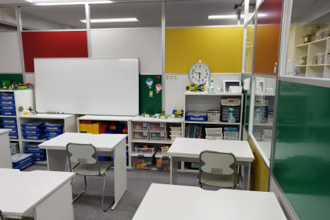 芝浦校は2022年で7年目となる教室です。学年の垣根なく生徒同士の仲が良く、明るい空気に満ちている教室です。