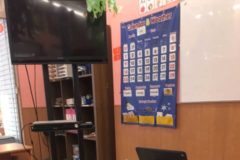 通り側の大きな窓がある、明るい教室です。