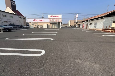 ドコモショップの駐車場をご利用いただけます。広いスペースご用意しております。