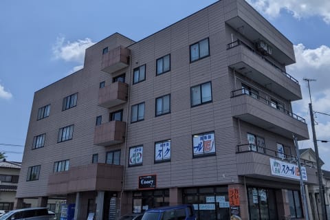 西大通り沿い、ラーメン油虎さんの向いのビルです。1階はカレー屋Coocyさんが入っています。