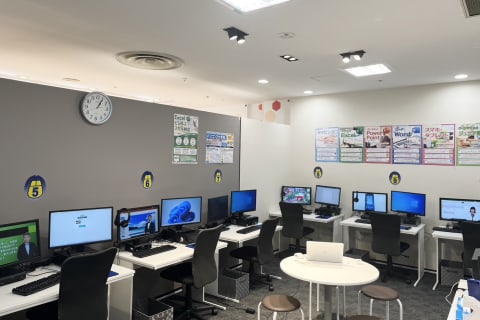 個別学習型の教室ですので、各自の席で授業を受けていただけます。