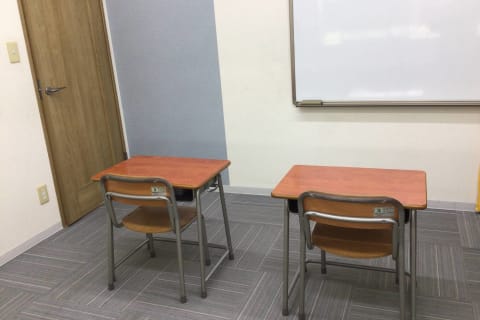 小学校の机で姿勢正しくレッスンに取り組んでいます。