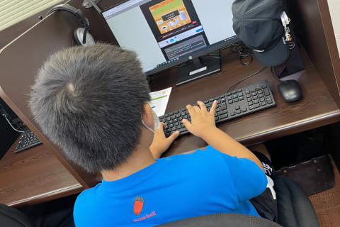 タイピング練習中!　小学生のうちから、ゲーム教材を使ってタイピングに親しんでいます（南大沢教室）