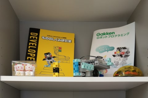 授業終了後、生徒の作品は棚にディスプレイしています。