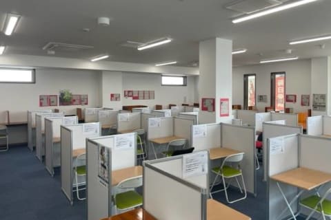 教室は明るく広く、清潔感のある教室です！