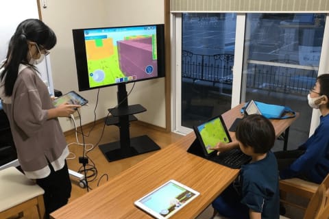 中には年長さんもいて、がんばっています！学年関係なく色んな学校、学年の生徒たちと学べるのもHALLOの特徴です♬