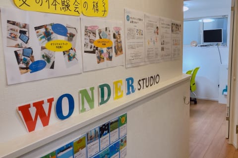 教室廊下、夏の体験会の写真があります